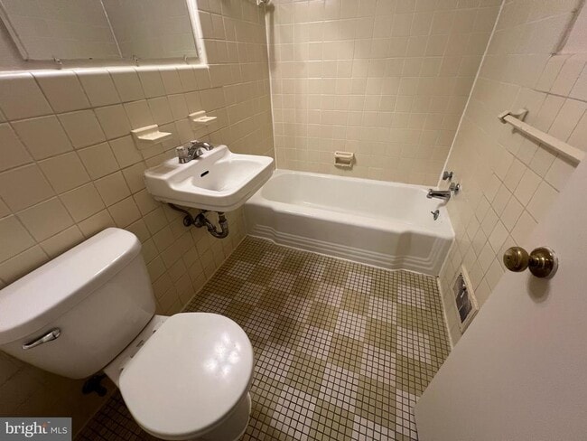 Building Photo - 10624 Kenilworth Ave