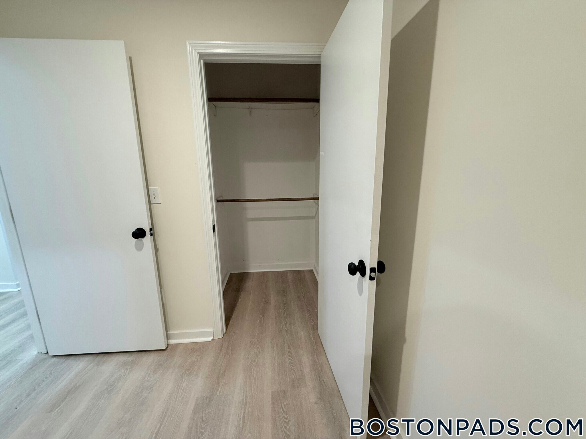 Building Photo - 452 Park Dr