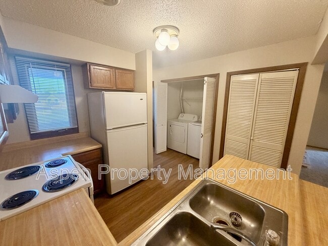 Building Photo - 740 Westwinds Dr