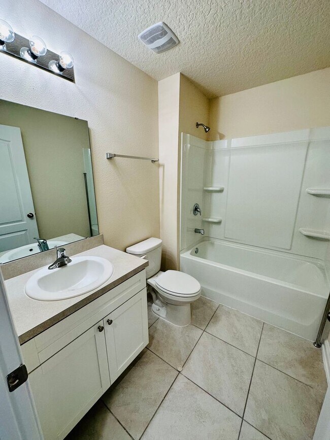 Building Photo - 3/2.5 Townhome in Bridgewater Community!