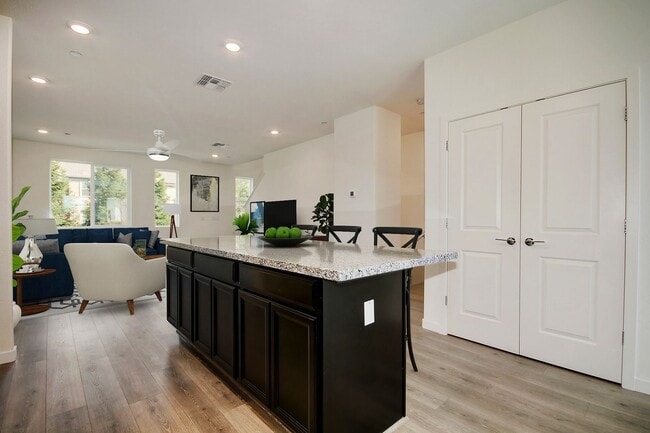 Building Photo - Gorgeous 4 Bedroom 3.5 bath home