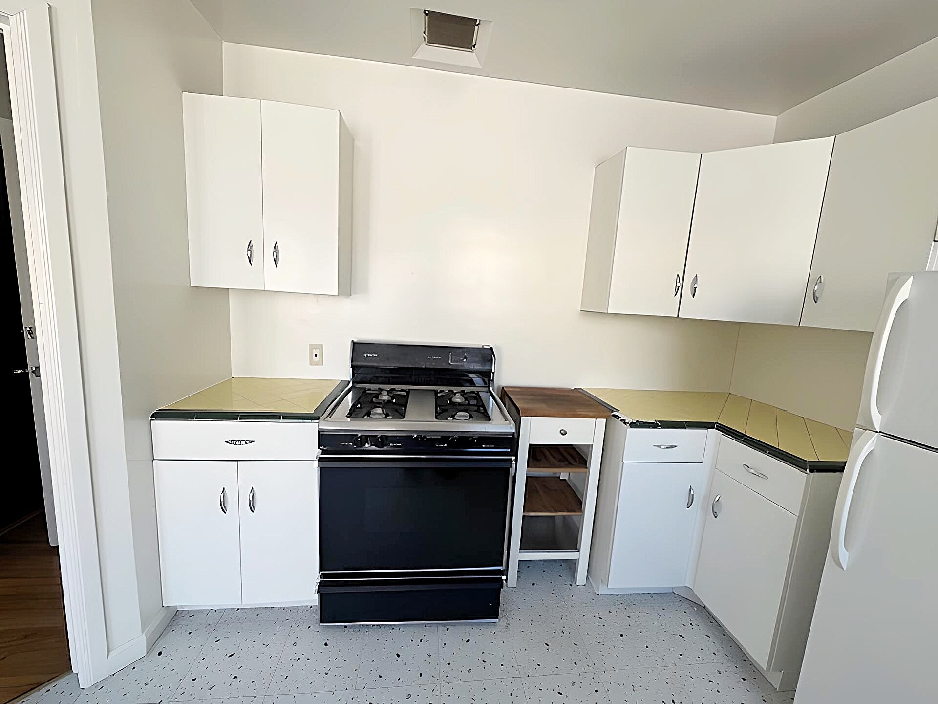 Building Photo - 1318 S Cloverdale Ave