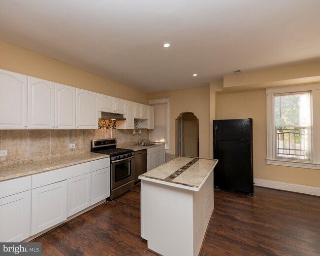 Building Photo - 3317 W Garrison Ave