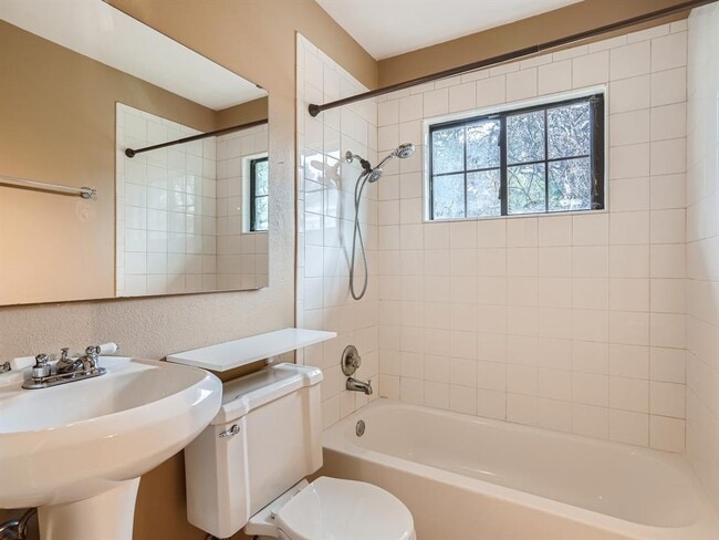 Building Photo - 1110 Southwood Rd