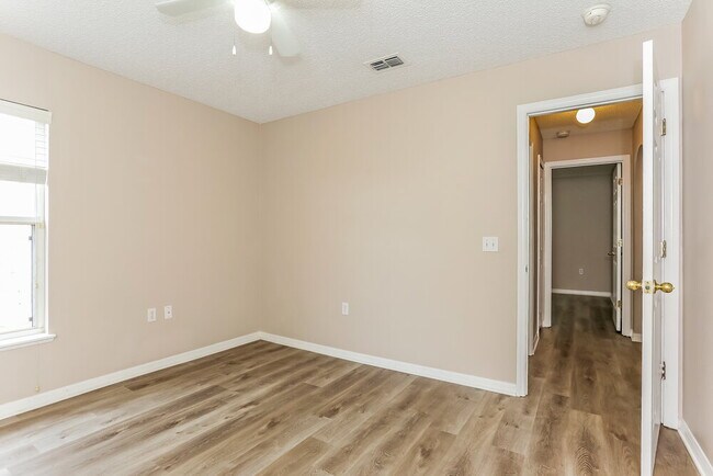 Building Photo - 98 Reeding Ridge Dr E