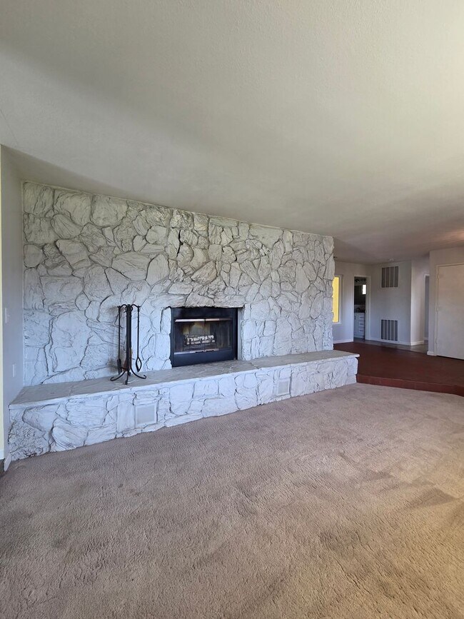 Building Photo - 19090 Hollow Ln