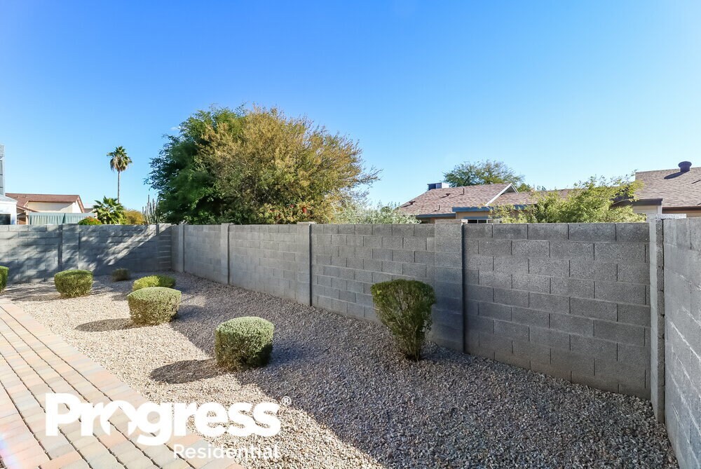 Building Photo - 8811 W Greenbrian Dr