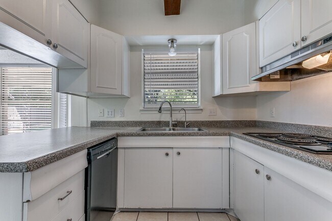 Building Photo - UPDATED 4-BEDROOM HOME IN SHEARER HILLS