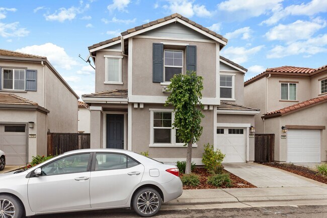 Building Photo - Gorgeous Home, One You Don't Want to Miss!
