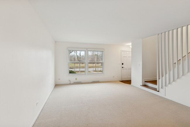 Building Photo - 825 Country Club Dr