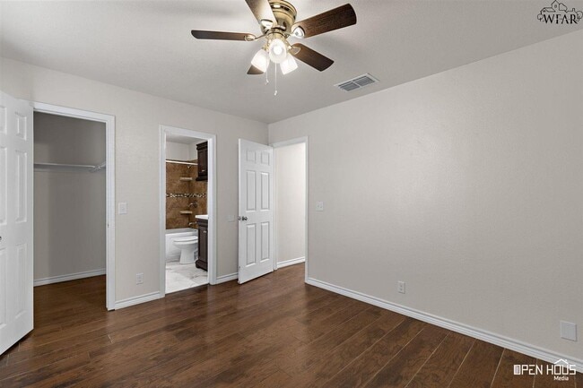 Building Photo - 300 E Garden Dr