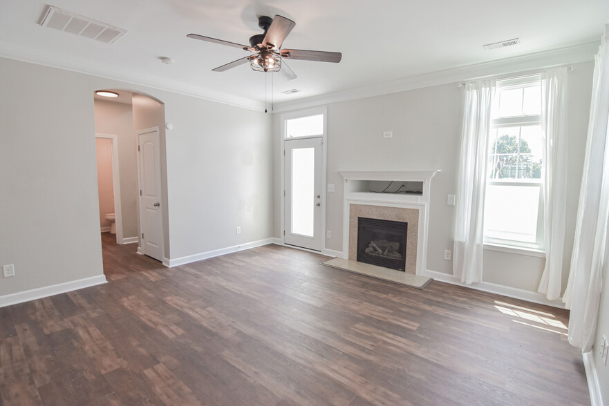Building Photo - 2913 White Willow Rd