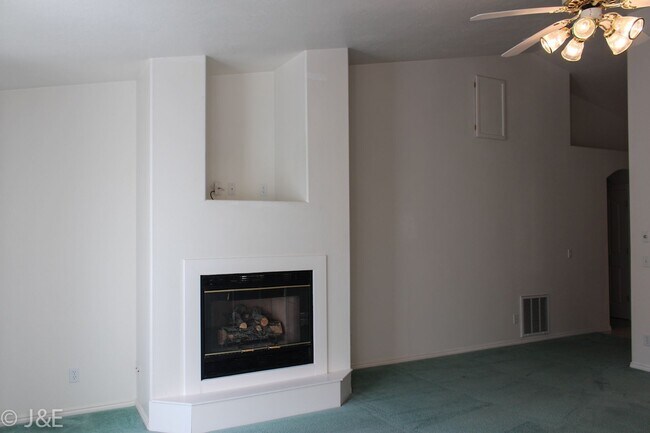 Building Photo - Cozy 2 Bed 2 Bath