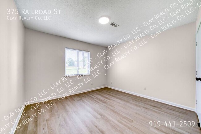 Building Photo - 375 Railroad St