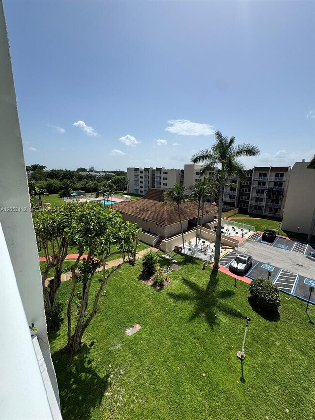 Building Photo - 6930 Miami Gardens Dr