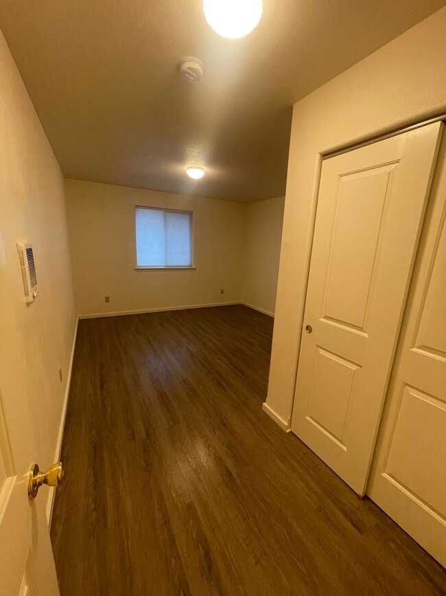 Building Photo - Convieniently located charming duplex with modern updates!