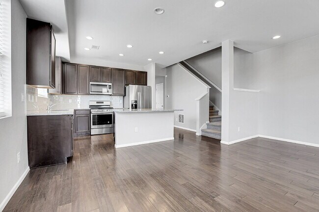 Building Photo - $2,600.00, 3 bed, 2.5 bath located in Denver