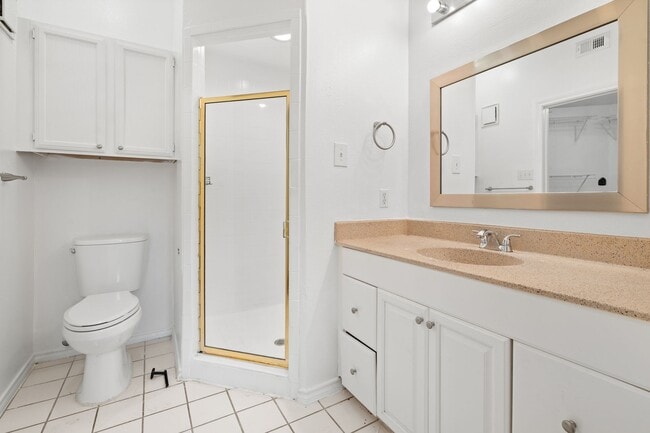 Building Photo - BEST 2 BEDROOM - PRIVATE YARD - PRIVATE GA...