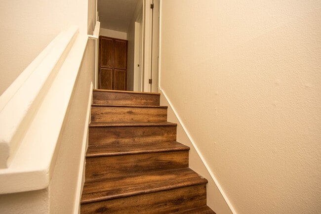 Building Photo - 3BR Townhome with Spacious Fenced Yard!