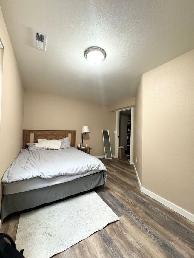 Building Photo - 3 Bedroom, 3.5 Bathroom Townhome, Close to...