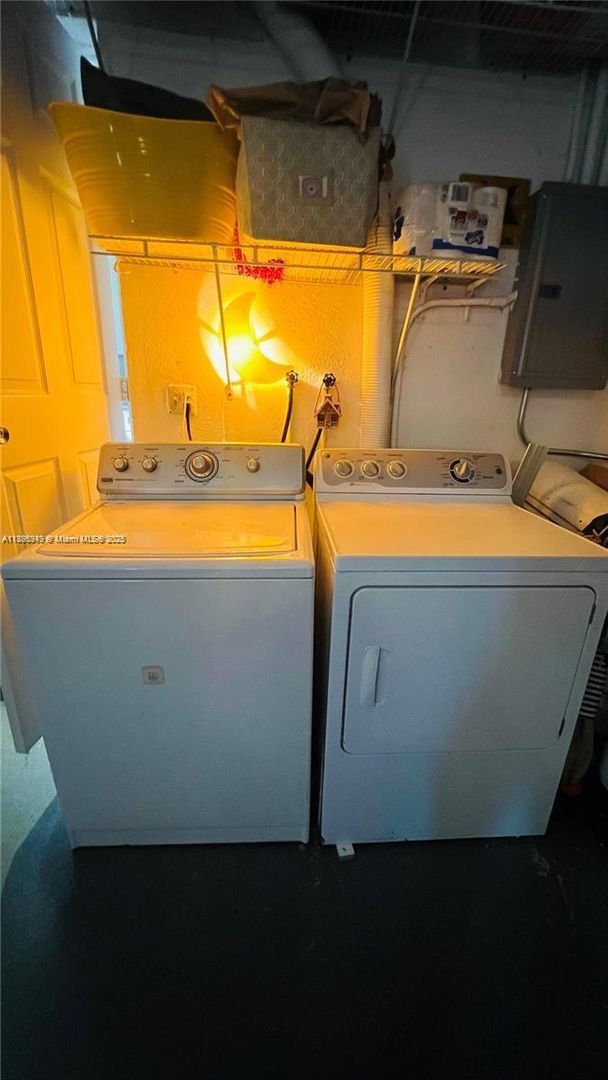 Building Photo - 911 N 14th Ave