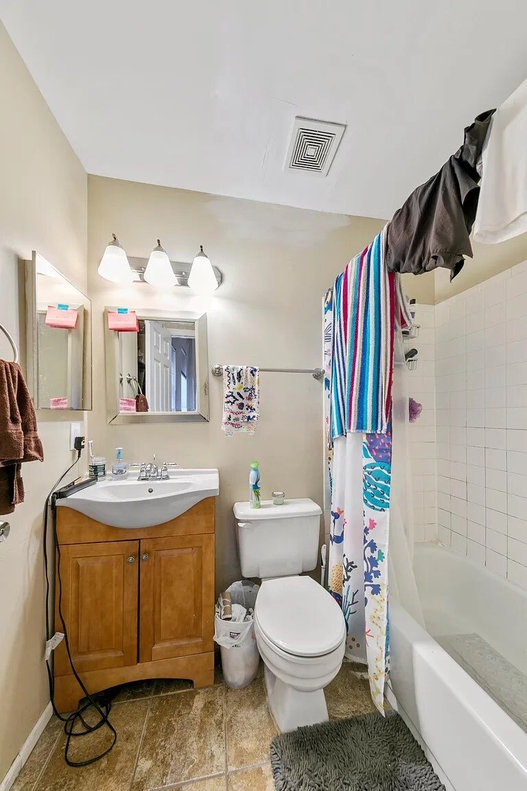Bedroom with ensuite bathroom! - 4206 Castleman Ave