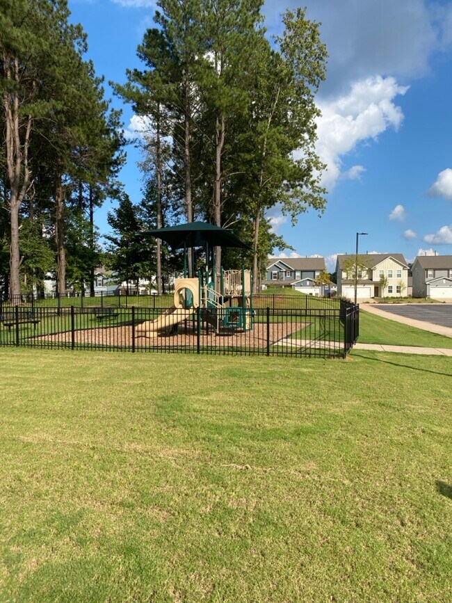 Building Photo - 588 Glen Clova Dr