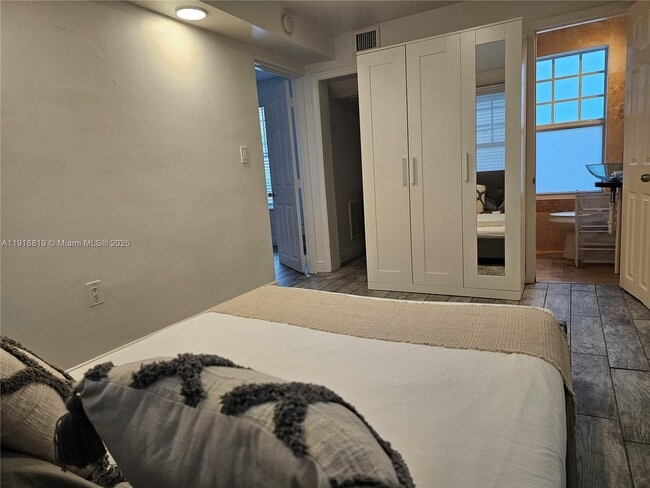 Building Photo - 622 15th St