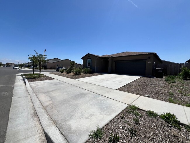 Building Photo - Three bedrooms and two bathrooms in Hanford, CA