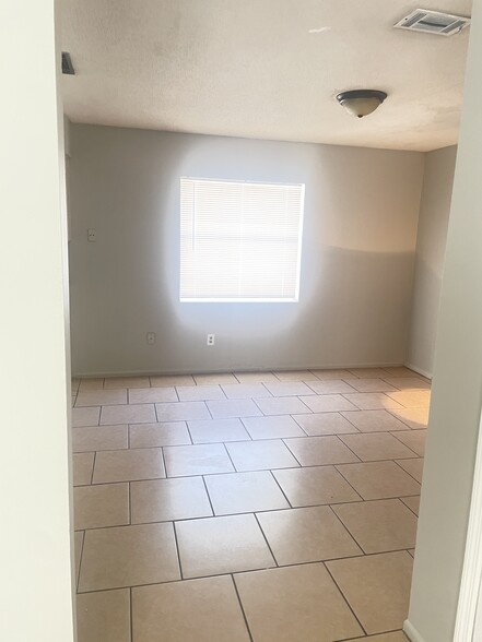 Building Photo - 614 Larry Dr