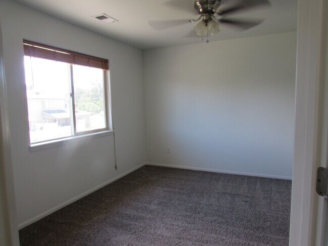 Building Photo - Bright 2 bed 2 1/4 bath Town Home