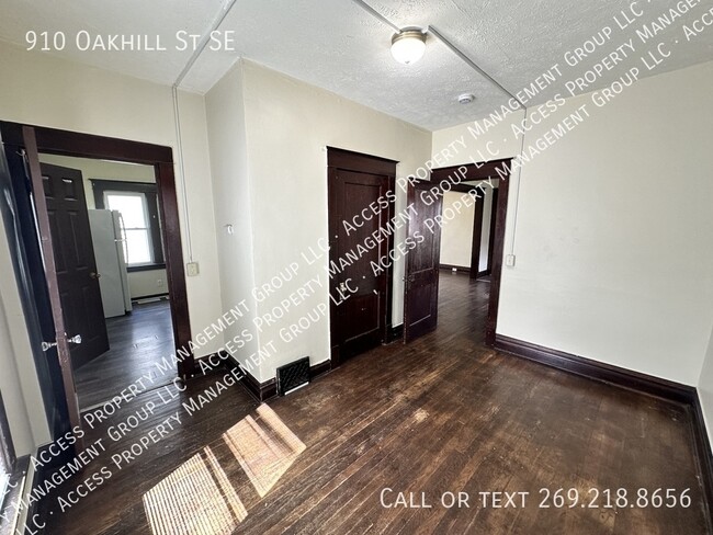 Building Photo - 910 Oakhill St SE
