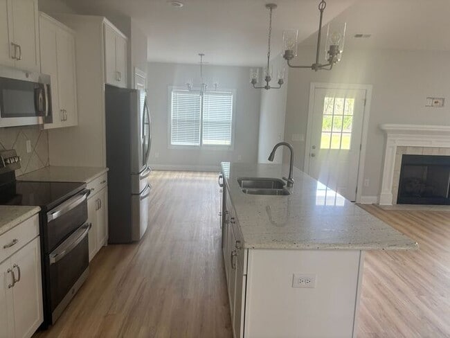 Building Photo - 3-bedroom 3 bath