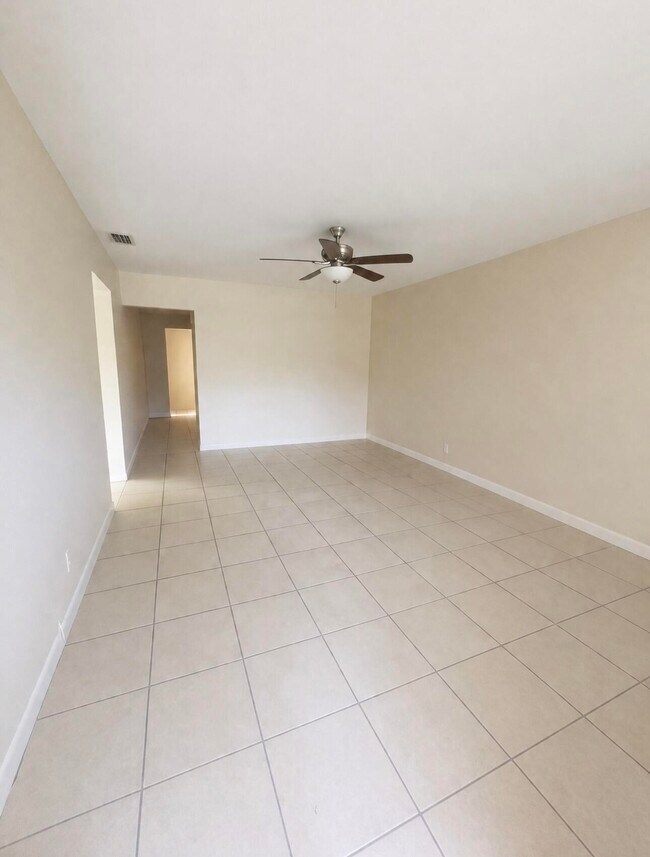 Building Photo - 5725 NW 14th Ct