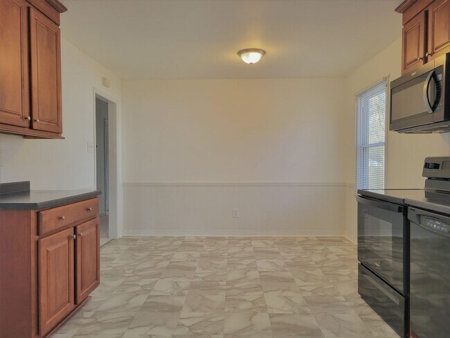 Building Photo - Well maintained large rancher on corner lo...