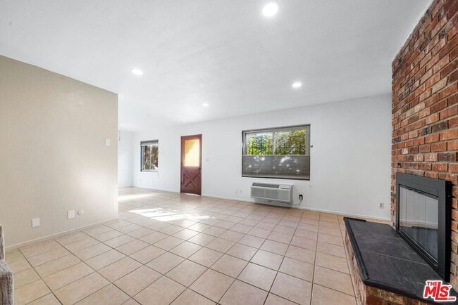 Building Photo - 11585 Riverside Dr