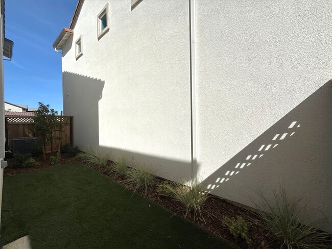 Building Photo - Modern West Sacramento Home Now for Lease