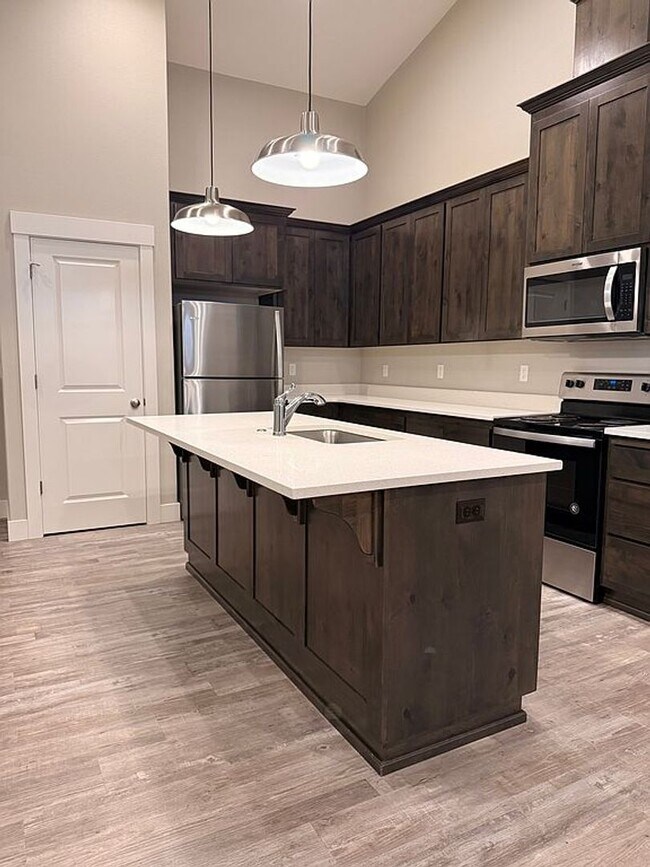 Building Photo - 321 NE Alder Wy