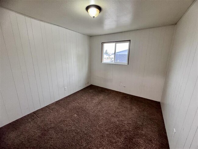 Building Photo - 1083 N 150 W