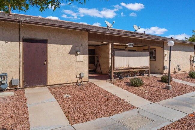 Building Photo - Single Story Condo One Bedroom and One Bathroom with a Washer and Dryer