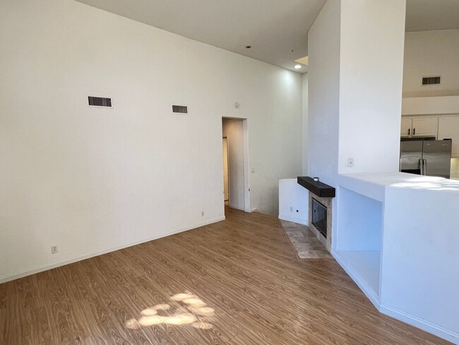 Building Photo - Light Filled 2 Bed 2 Bath Tustin Condo wit...