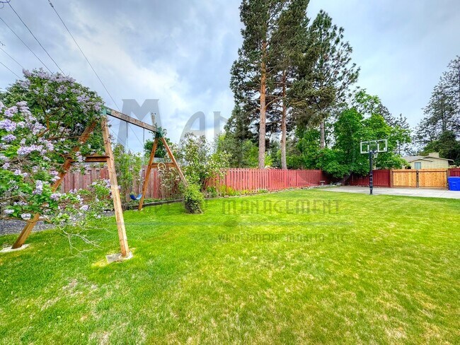 Building Photo - Entertainers Dream Home