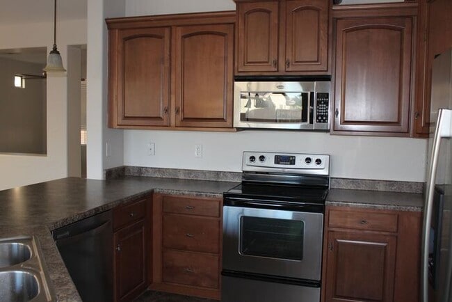 Building Photo - 3 Bedroom in Lyons Gate!