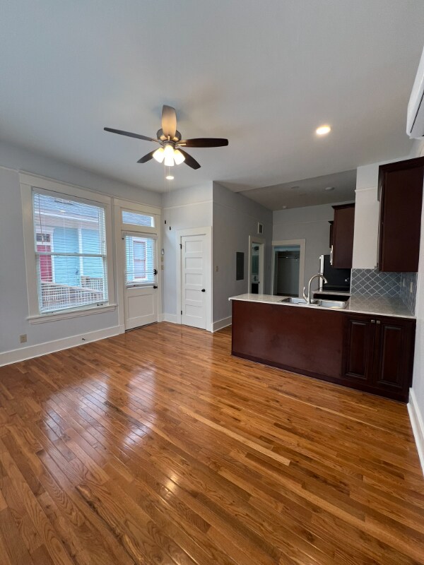 Building Photo - 516 E 8th St