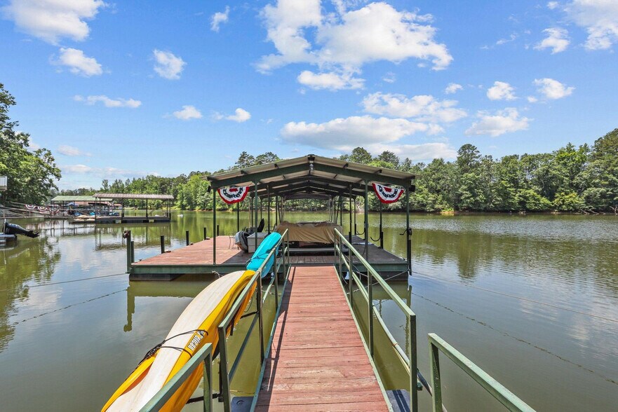 Building Photo - 204 Lake Breeze Ln