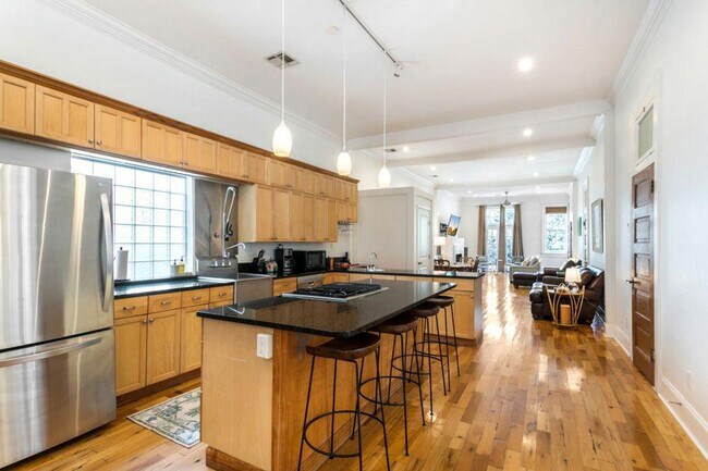 Building Photo - 1204 Carondelet St