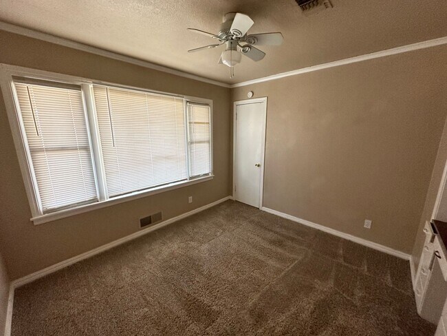 Building Photo - 2 Bedroom, 2 Bathroom, 2 Car Garage, Good Size Yard In Wolflin!! Text to Schedule Showing 806-340...