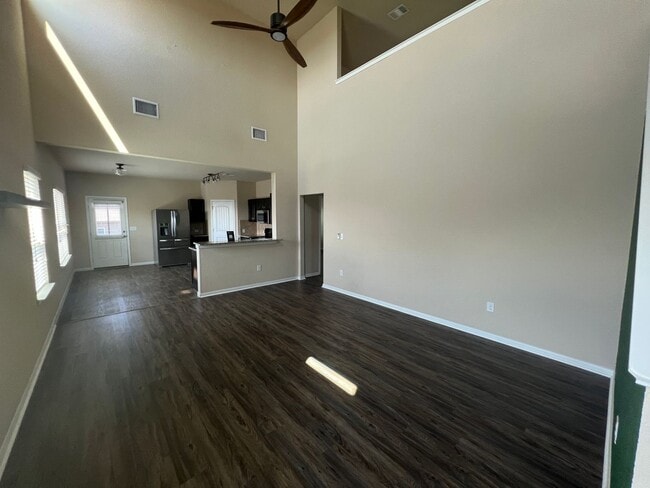 Building Photo - Perfect 3/2.5 - Tall Ceilings and in Immac...
