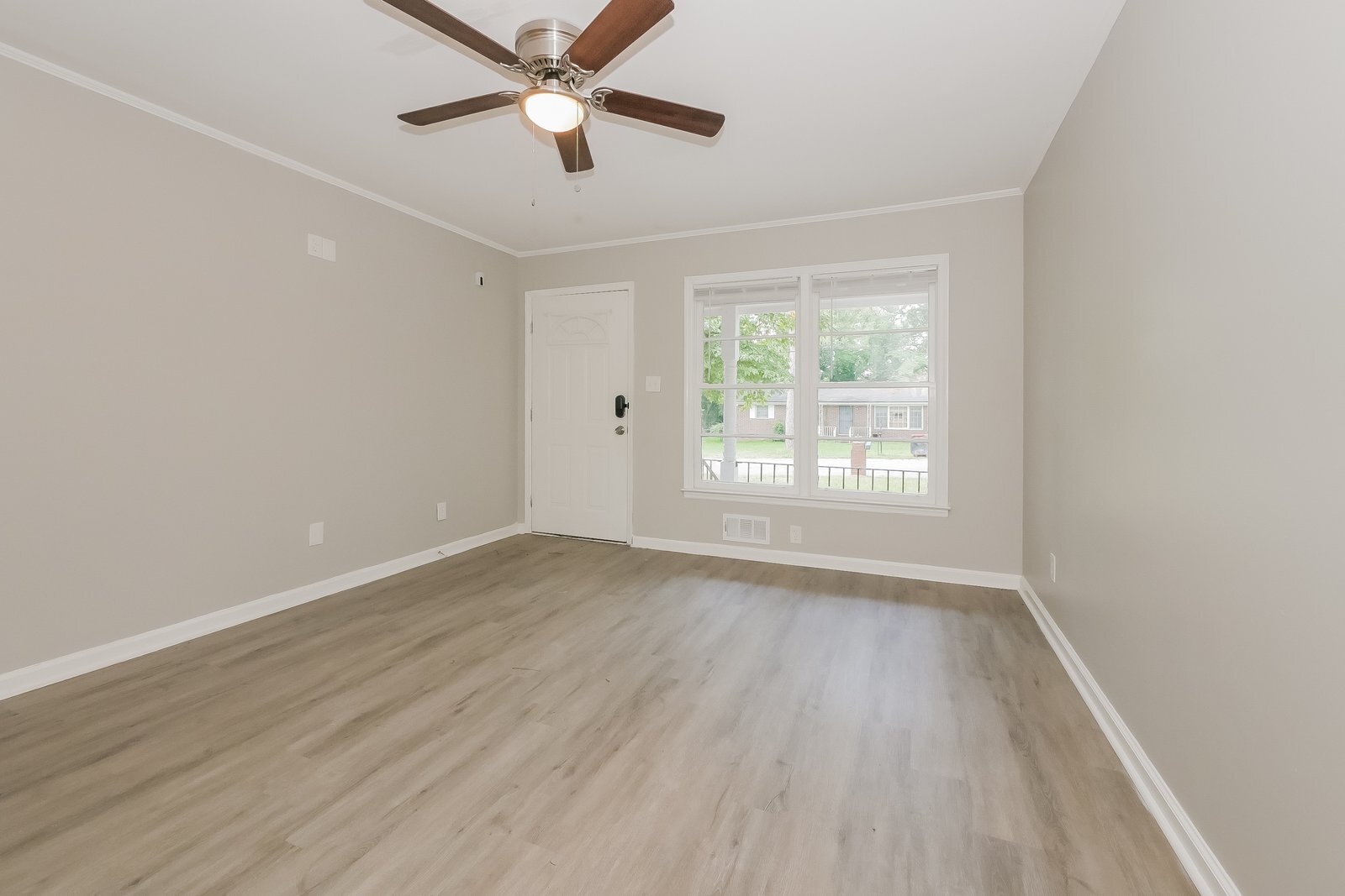 Building Photo - 3215 Commodore Dr