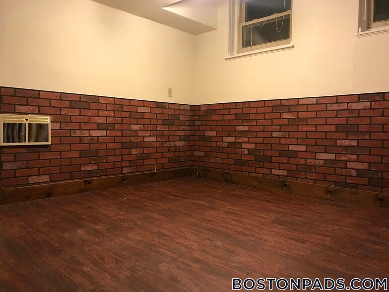 Building Photo - 96 Maple St